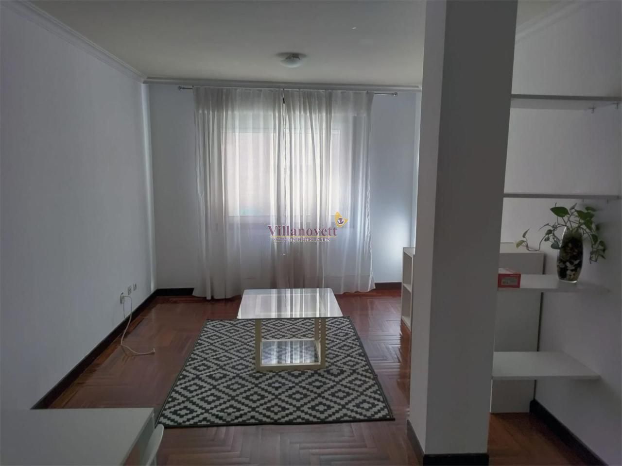 Sala d'estar de Pis de lloguer en Vigo  amb Calefacció, Parquet i Traster