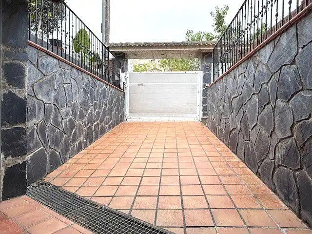 Vista exterior de Casa o chalet en venta en Sant Boi de Llobregat con Aire acondicionado, Calefacción y Jardín privado