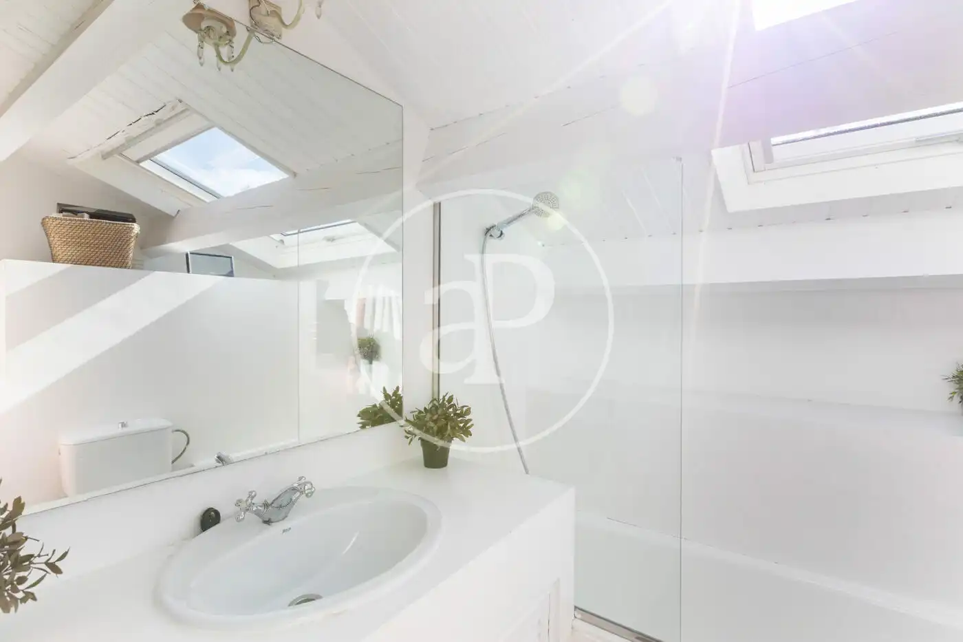 Baño de Casa adosada en venta en La Moraleja con Aire acondicionado, Calefacción y Jardín privado
