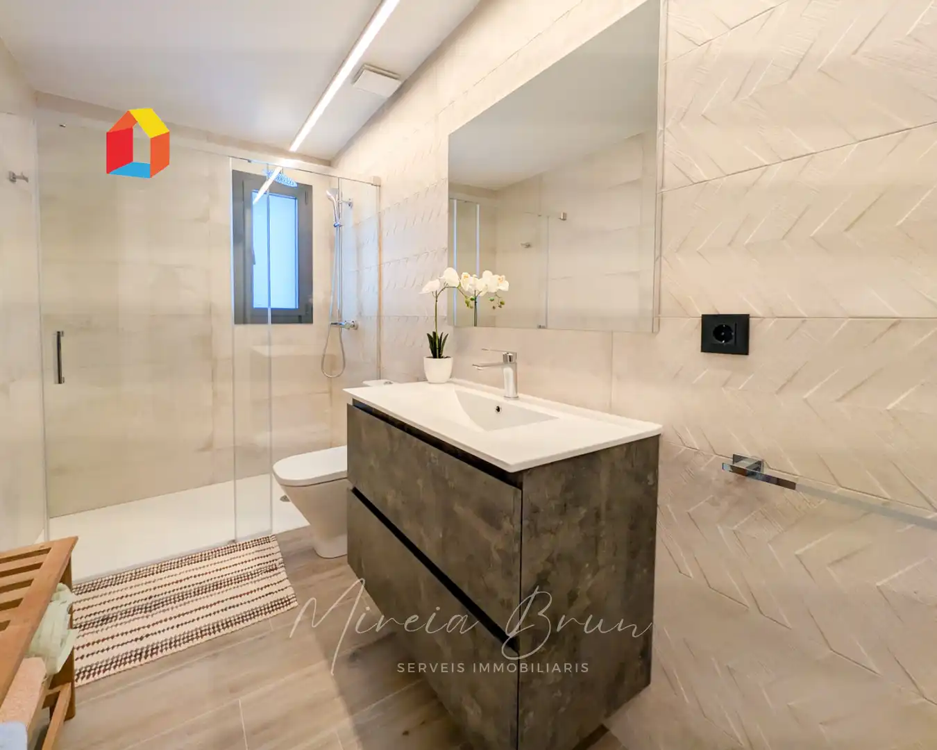 Badezimmer von Dachboden zur Miete in Tona mit Heizung