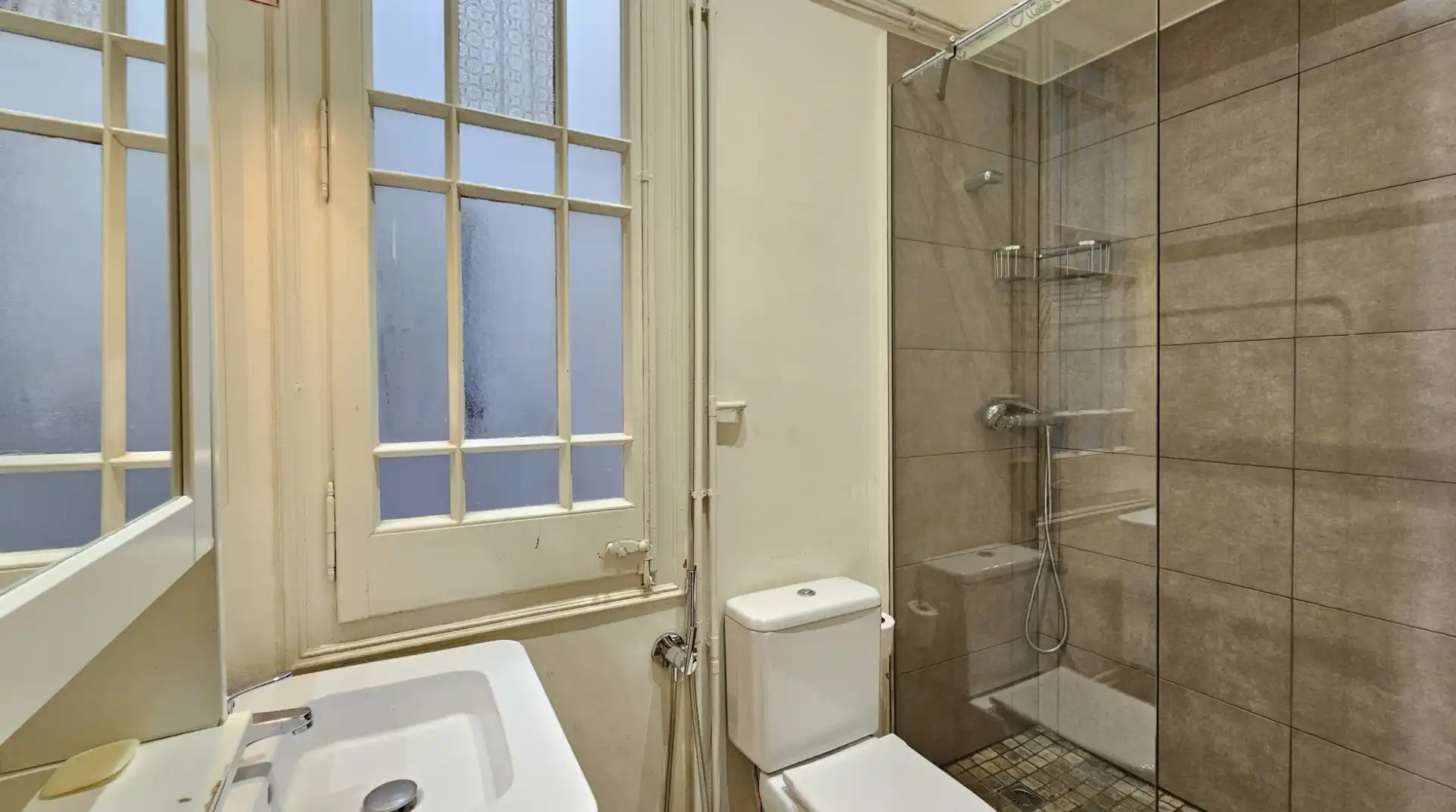 Badezimmer von Büro zur Miete in Barcelona mit Heizung und Internet