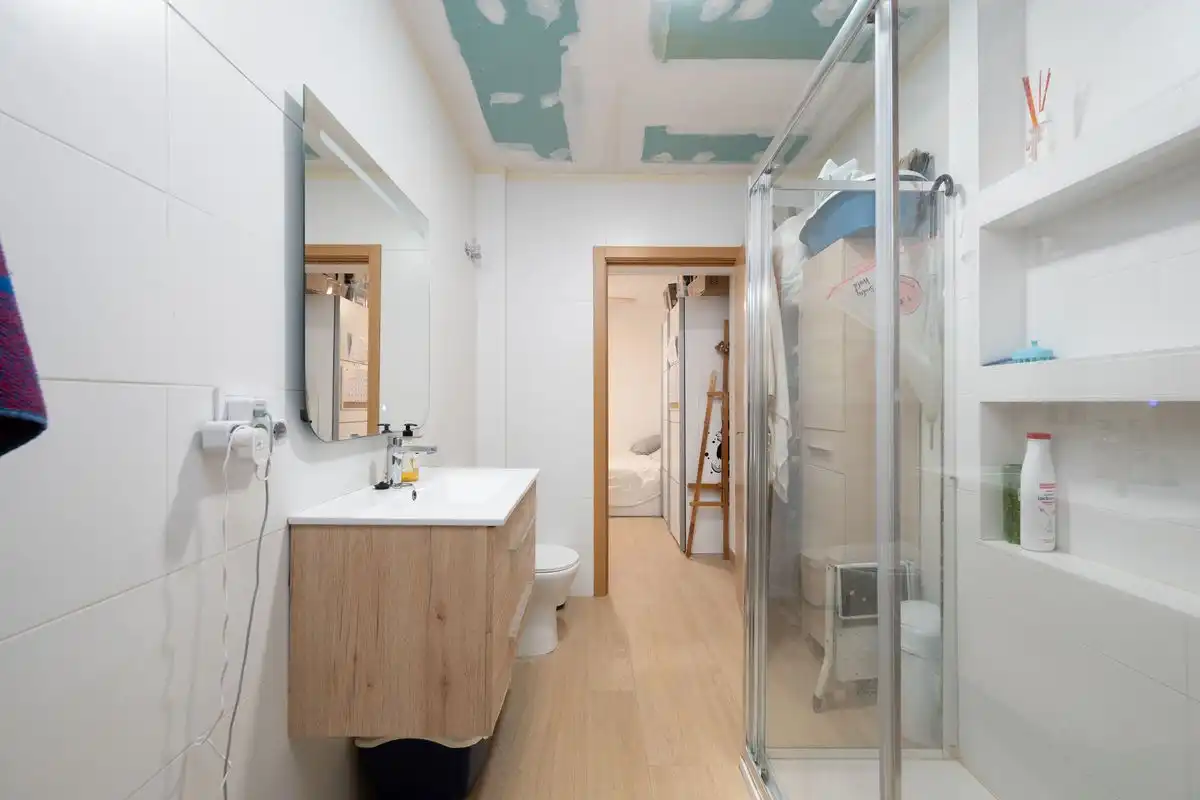 Badezimmer von Einfamilien-Reihenhaus zum Verkauf in Mutxamel mit Klimaanlage, Heizung und Terrasse