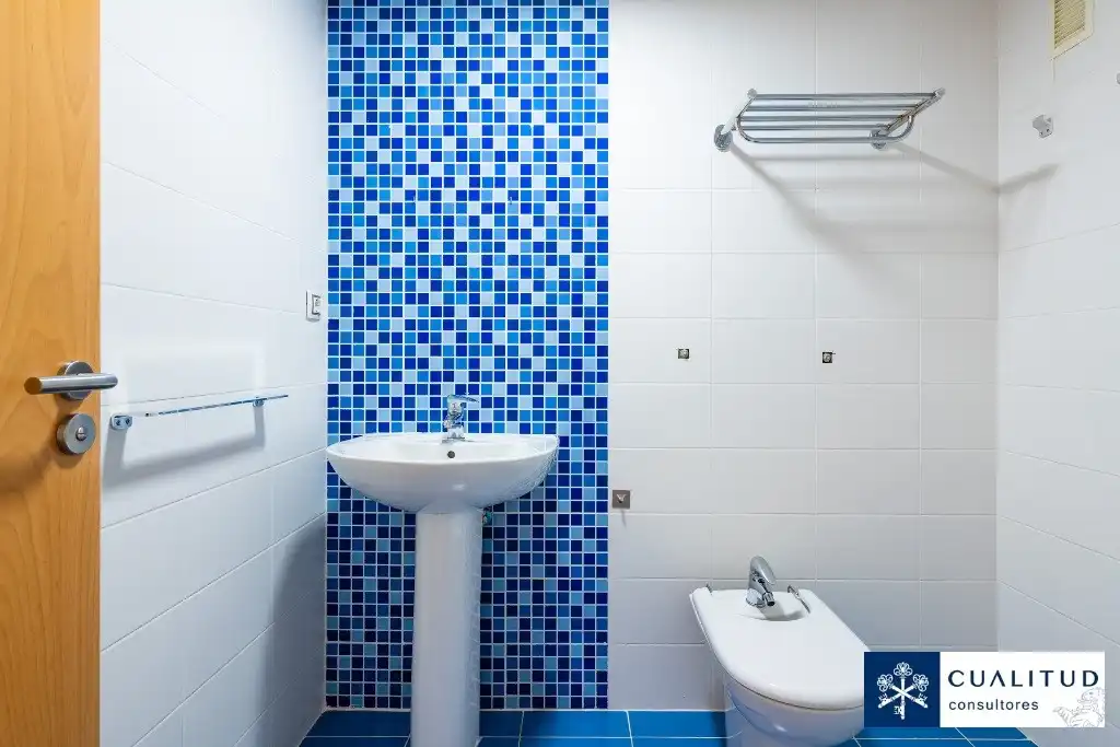 Badezimmer von Dachboden zum Verkauf in Vila-real mit Parkett, Terrasse und Abstellraum