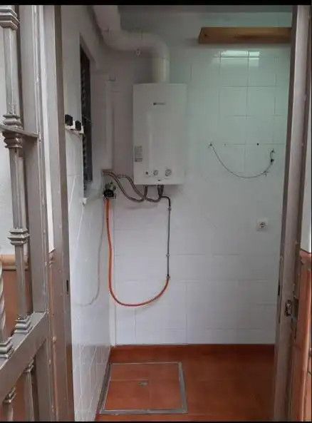 Badezimmer von Einfamilien-Reihenhaus zum Verkauf in La Algaba mit Klimaanlage, Heizung und Terrasse