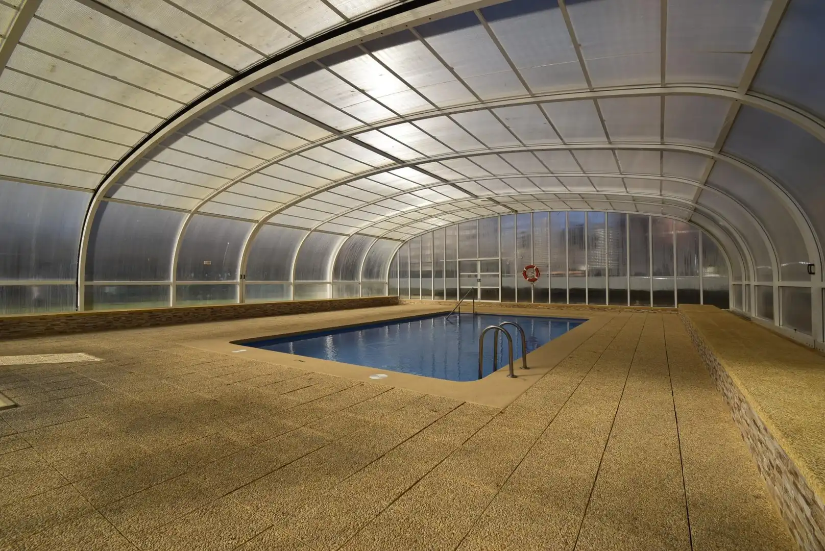 Piscina de Apartamento en venta en Benidorm con Aire acondicionado, Calefacción y Jardín privado