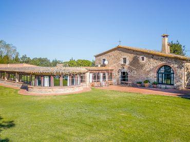 Casa rústica amb piscina en venda a Camí de Can Pipes