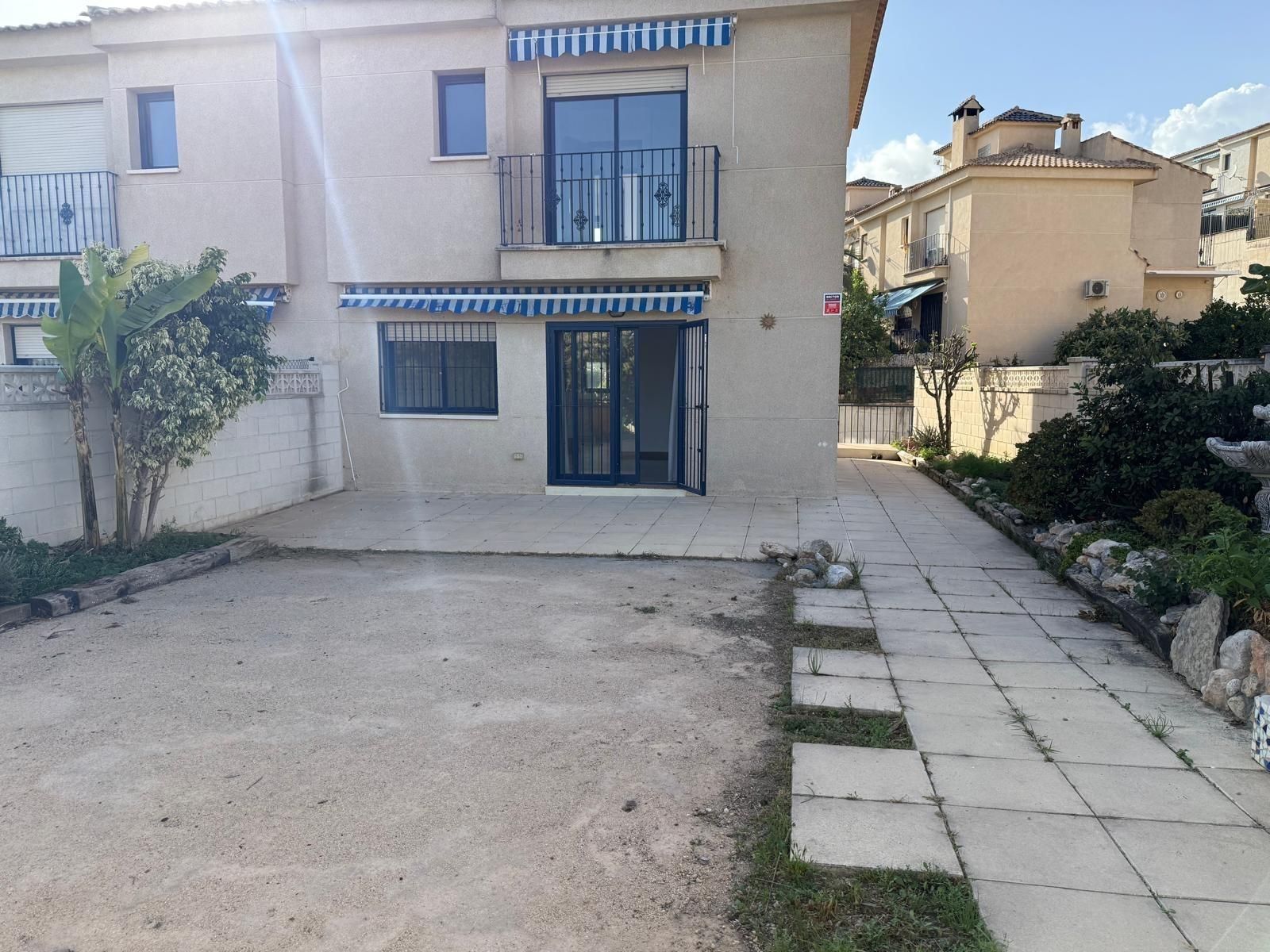 Vista exterior de Casa adosada en venta en La Nucia con Jardín privado, Terraza y Piscina comunitaria