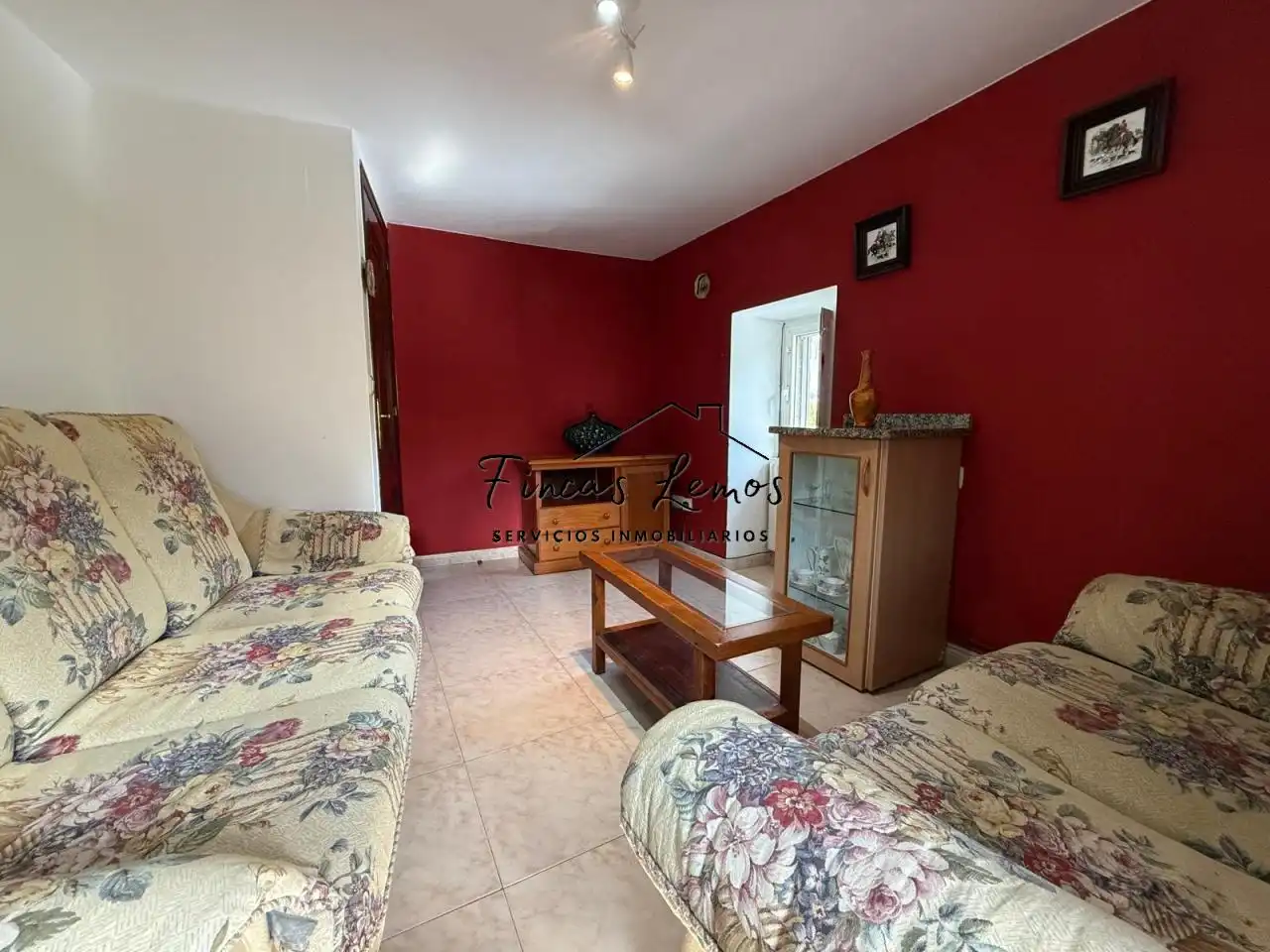 Sala d'estar de Casa o xalet en venda en Vimianzo amb Calefacció i Moblat