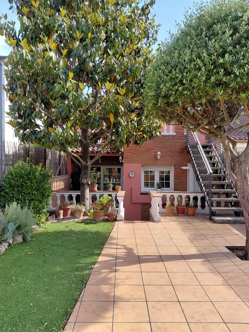 Vista exterior de Casa adosada en venda en Parets del Vallès amb Aire condicionat, Calefacció i Piscina