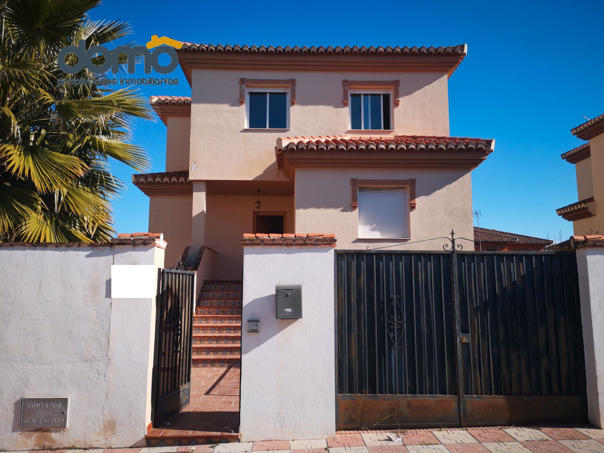 Vista exterior de Casa o xalet en venda en Cúllar Vega amb Calefacció, Jardí privat i Terrassa