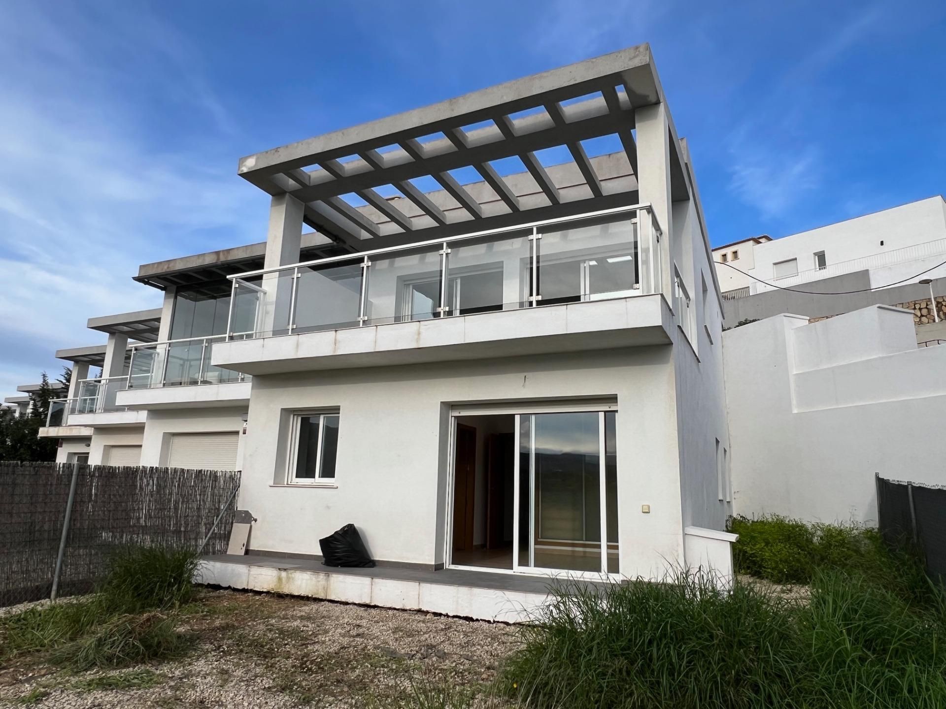 Vista exterior de Casa adosada en venda en Calpe / Calp amb Jardí privat, Terrassa i Piscina comunitària