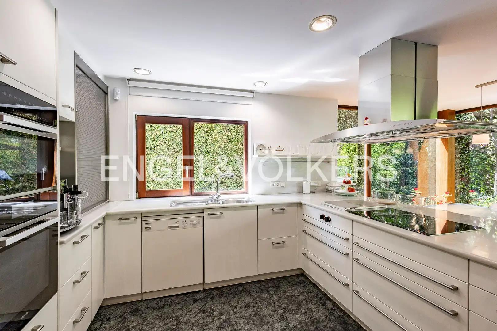 Cocina de Casa o chalet en venta en Sant Cugat del Vallès con Aire acondicionado, Calefacción y Jardín privado
