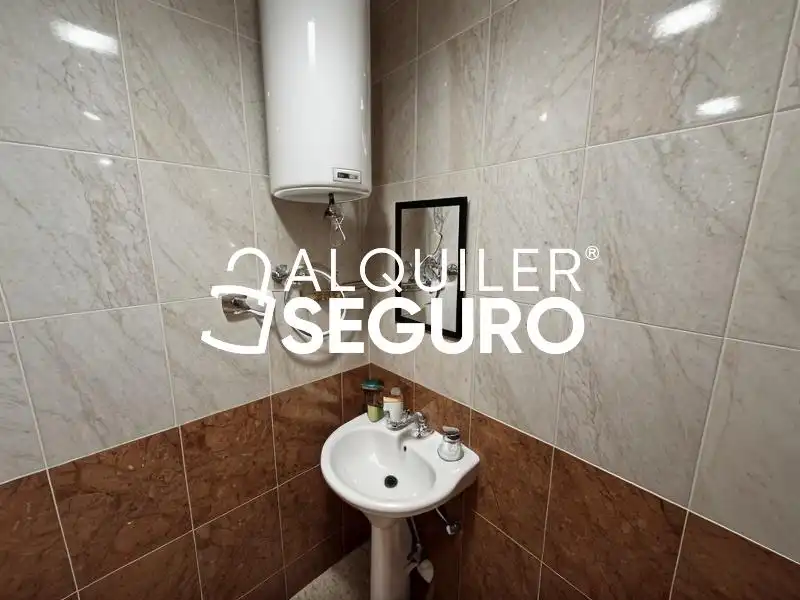 Badezimmer von Geschaftsraum zur Miete in Ciempozuelos