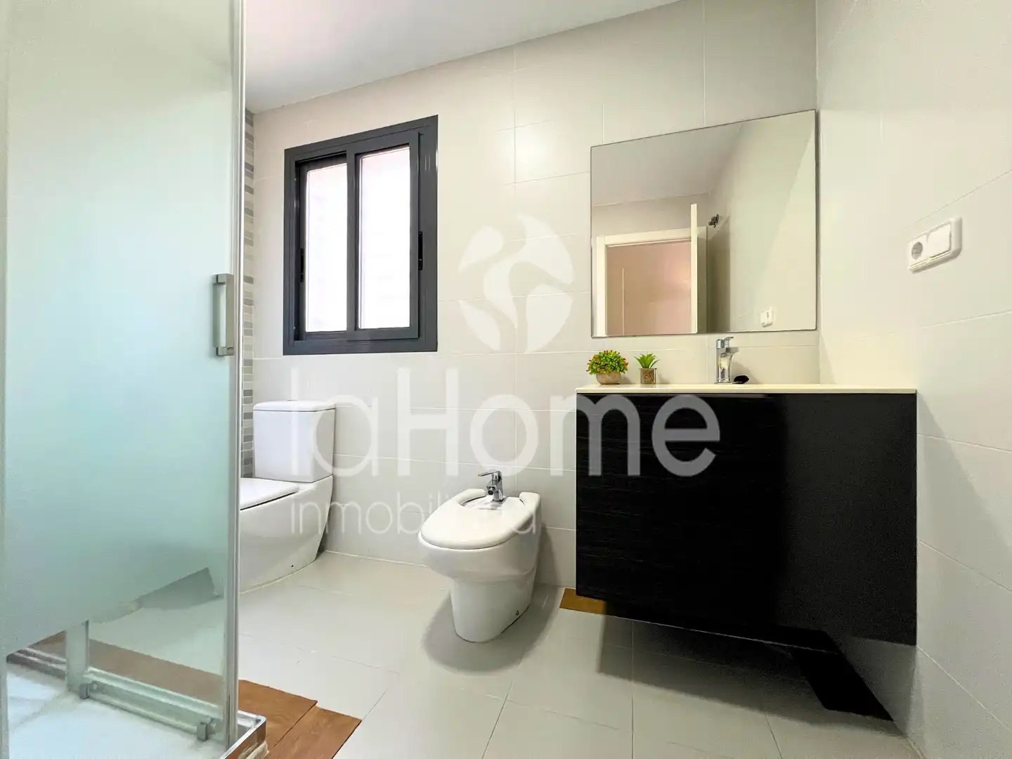 Bathroom of Houses for sale in La Pobla de Vallbona  with Air Conditioner, Parquet flooring and Terrace