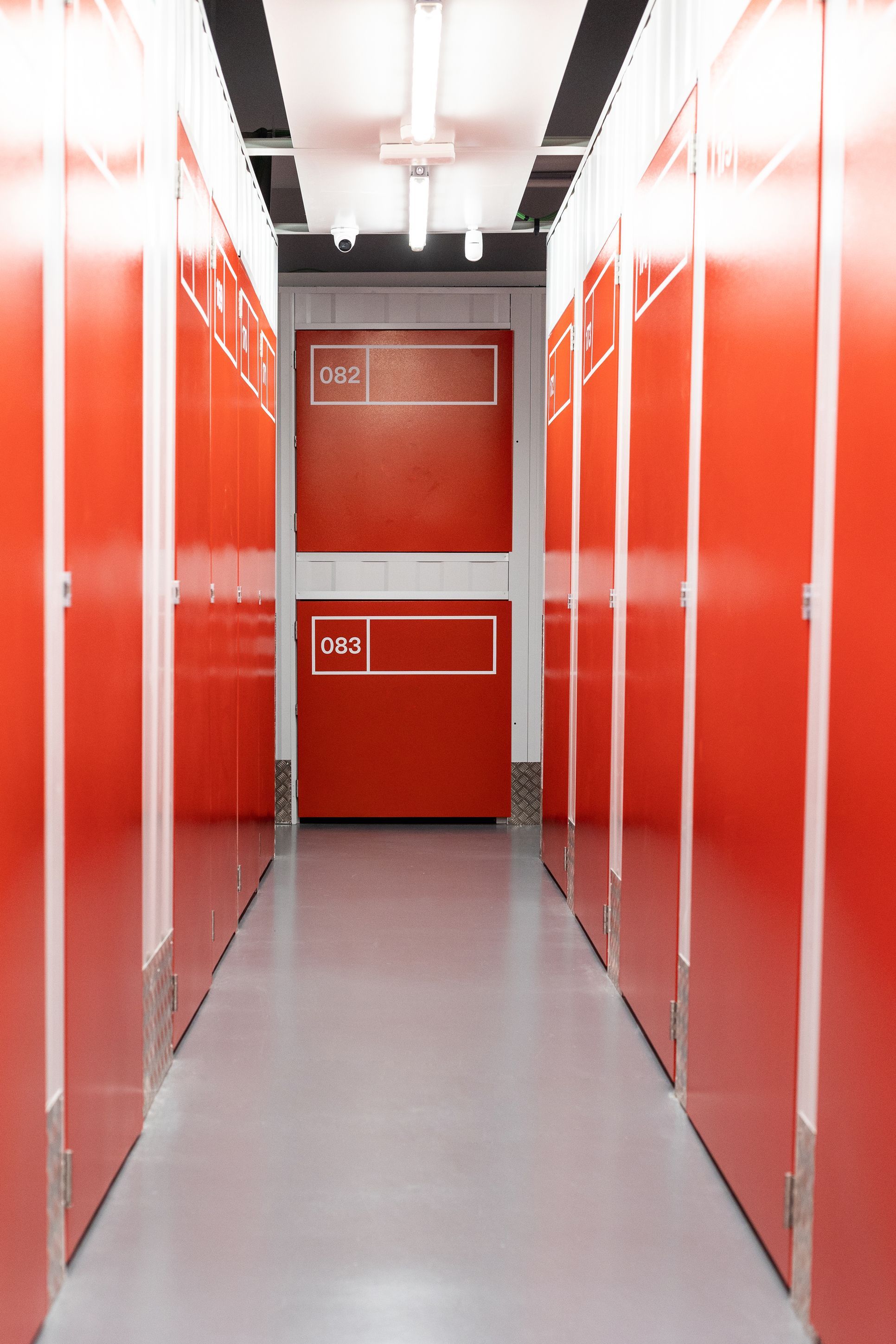 Box room to rent in  Barcelona Capital  with Alarm