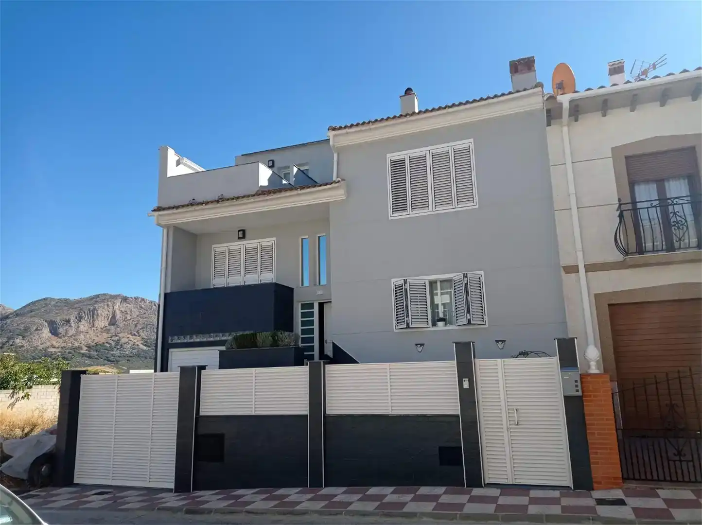 Vista exterior de Casa adosada en venda en Alfarnate amb Jardí privat, Traster i Moblat