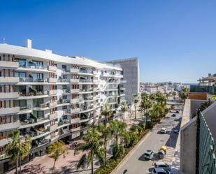 Vista exterior de Àtic en venda en Estepona amb Aire condicionat i Terrassa