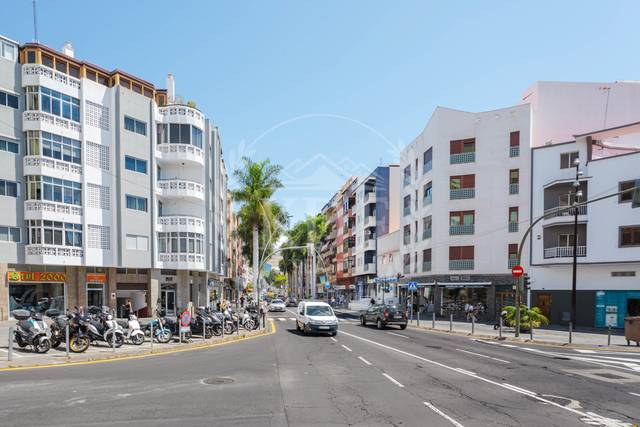 Piso en Venta en Calle de Calderón de la Barca, 2 en La Salle - Cuatro Torres