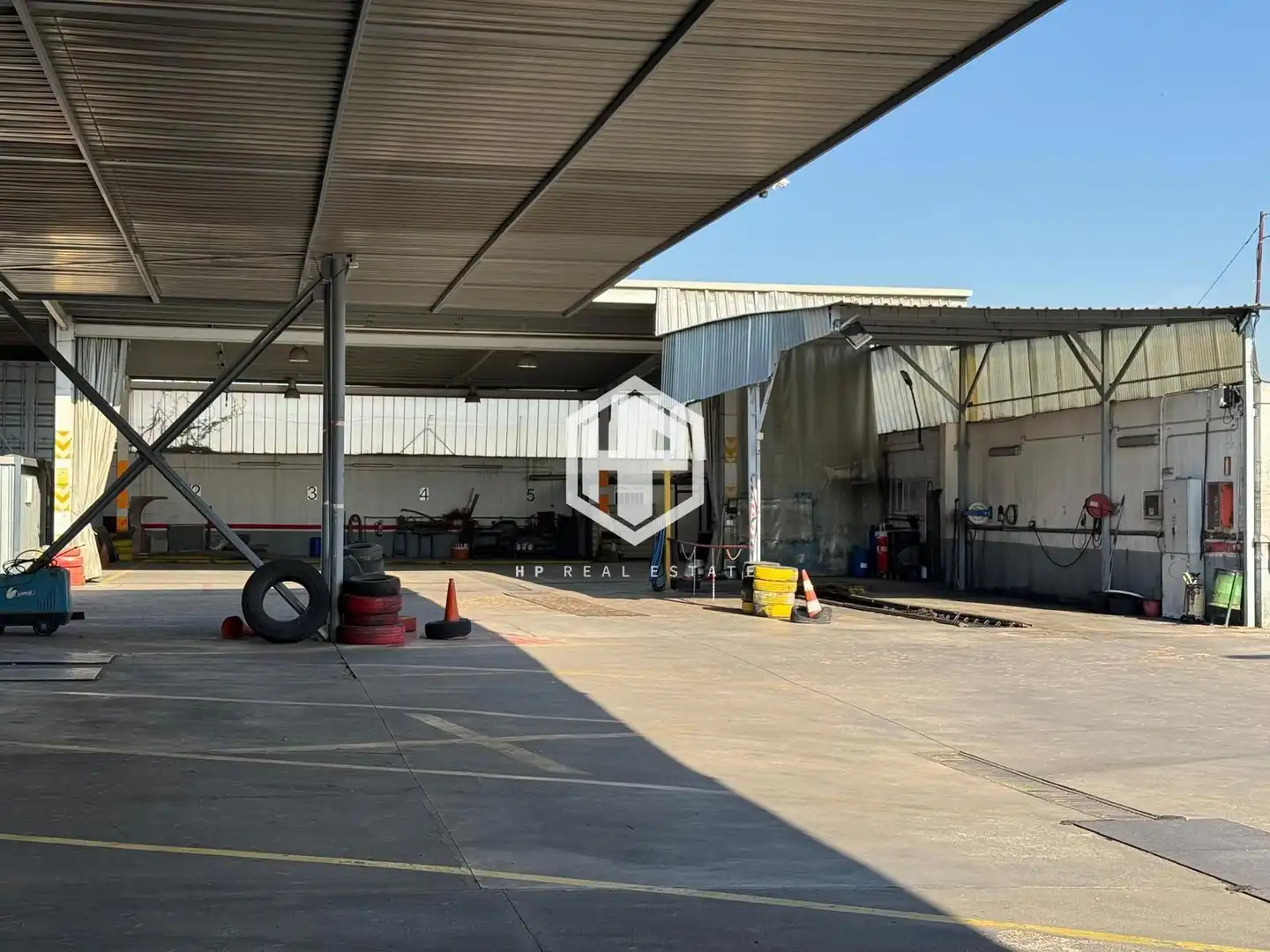 Vista exterior de Nau industrial de lloguer en Madrid amb Calefacció i Alarma