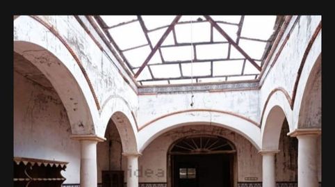 Casa de pueblo con patio andaluz, columnas mármol blanco, rejas antiguas. Para reformar.  Aprox. 700m construidos.  Suelo 420m.