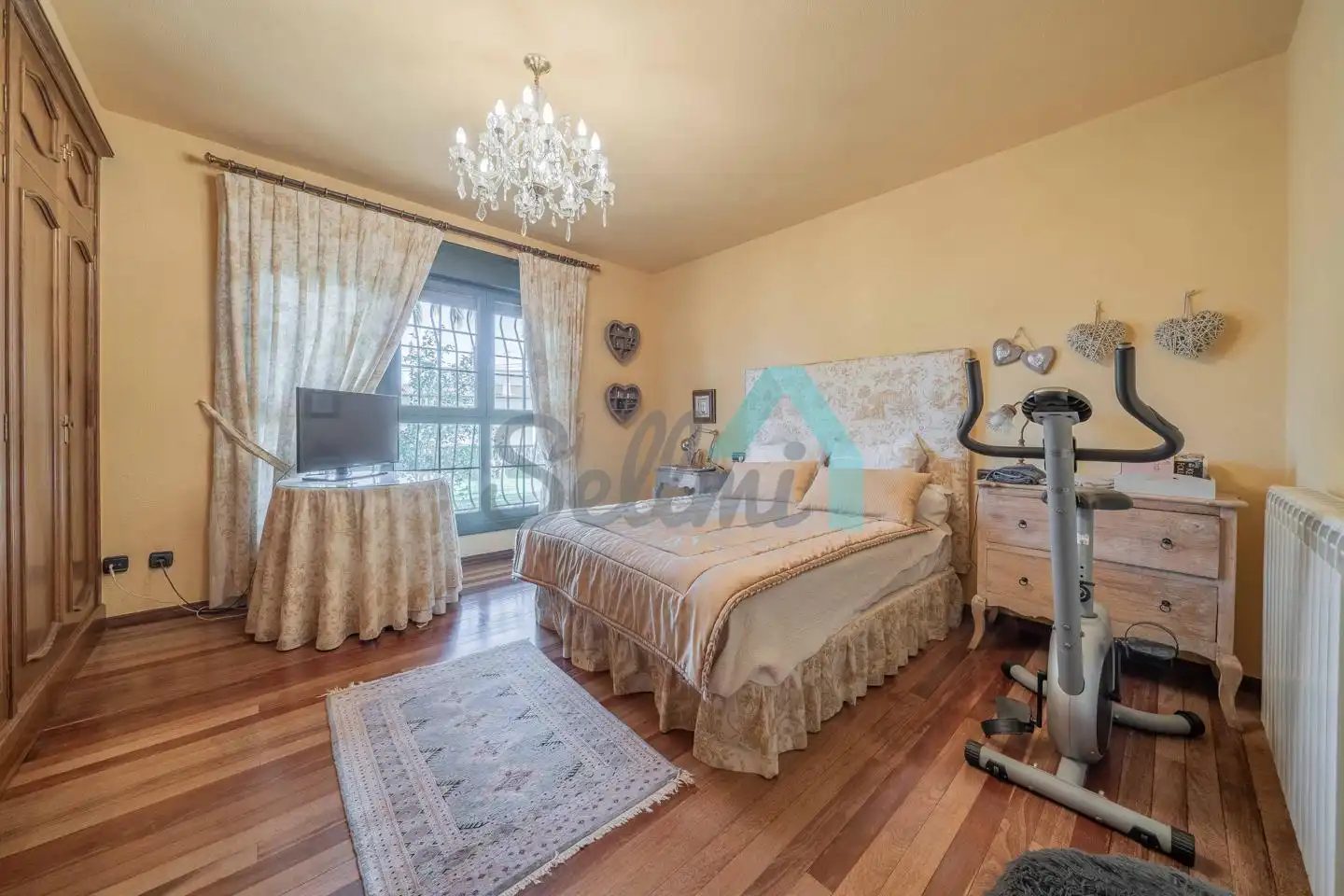 Dormitori de Casa o xalet en venda en Oviedo  amb Calefacció, Jardí privat i Parquet