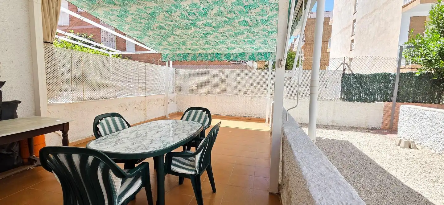 Terrasse von Einfamilien-Reihenhaus zur Miete in Santa Pola mit Klimaanlage, Terrasse und Möbliert