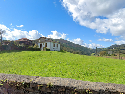 Vista exterior de Casa o xalet en venda en Valdés - Luarca amb Jardí privat, Terrassa i Traster