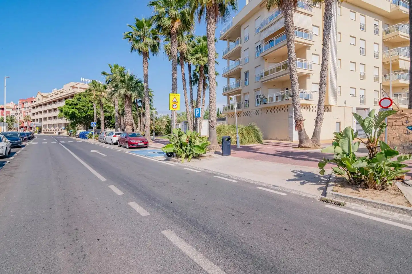 Vista exterior de Piso en venta en Motril con Terraza y Piscina comunitaria