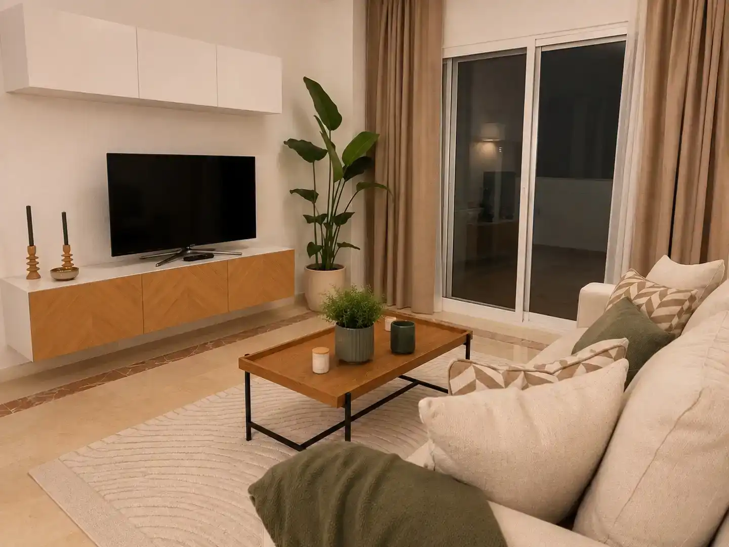 Wohnzimmer von Wohnung zur Miete in Estepona mit Klimaanlage, Schwimmbad und Balkon