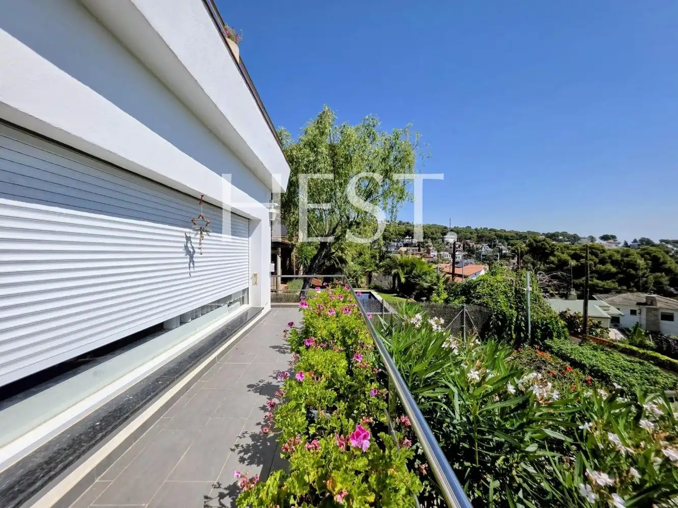 Vista exterior de Casa o xalet en venda en Castelldefels amb Calefacció, Jardí privat i Parquet