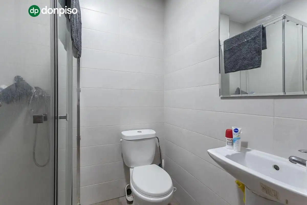 Badezimmer von Wohnung zum Verkauf in Granada mit Heizung und Terrasse