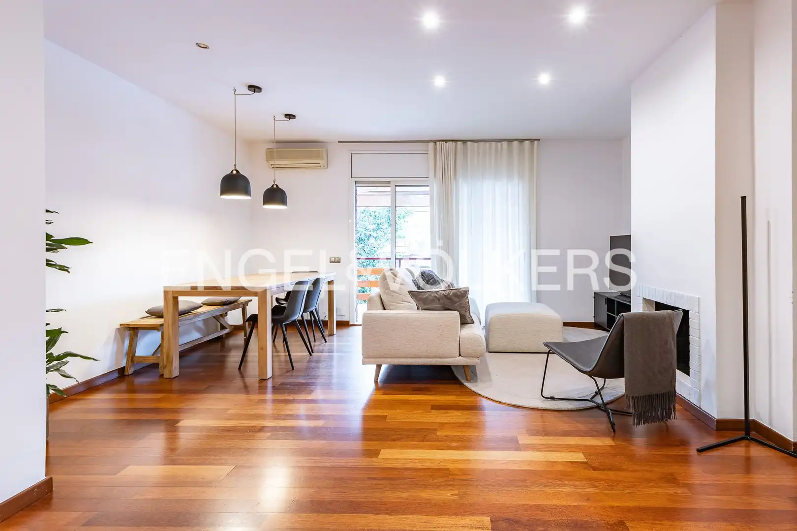 Sala de estar de Piso en venta en Sant Cugat del Vallès con Aire acondicionado, Calefacción y Jardín privado
