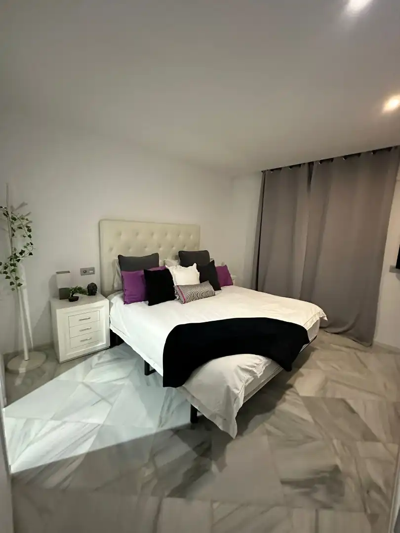 Dormitori de Casa adosada en venda en Marbella amb Aire condicionat, Terrassa i Moblat