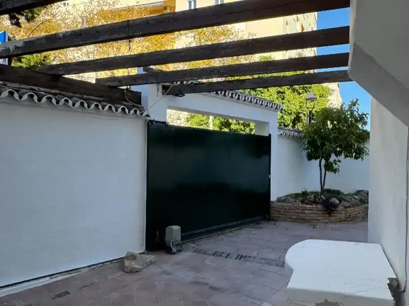 Vista exterior de Pis en venda en Marbella amb Piscina i Balcó