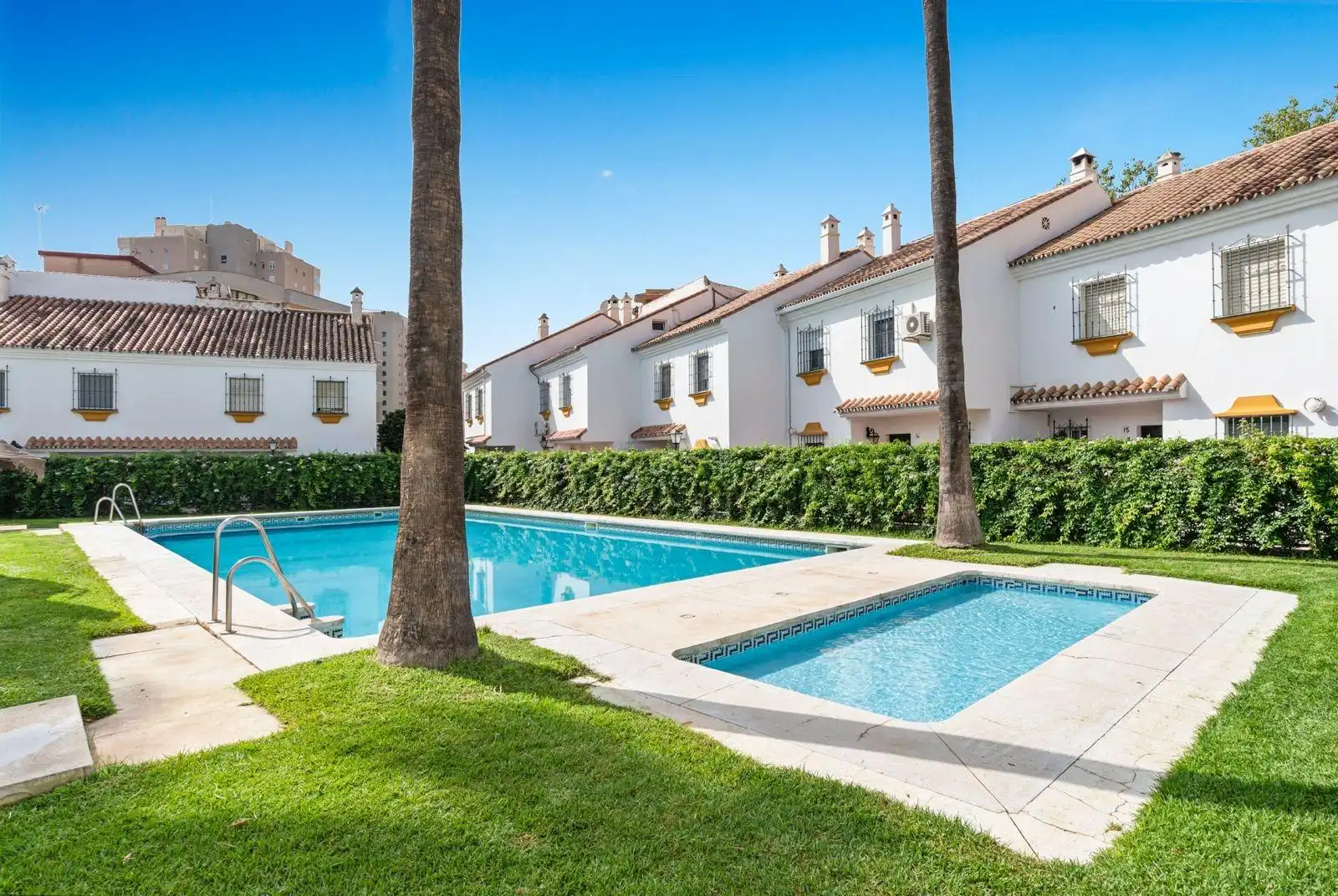 Vista exterior de Casa adosada en venda en Torremolinos amb Aire condicionat, Terrassa i Piscina comunitària