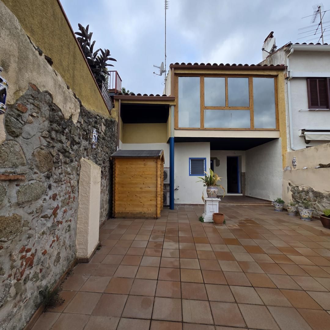 Vista exterior de Casa adosada de lloguer en Sant Vicenç de Montalt amb Calefacció