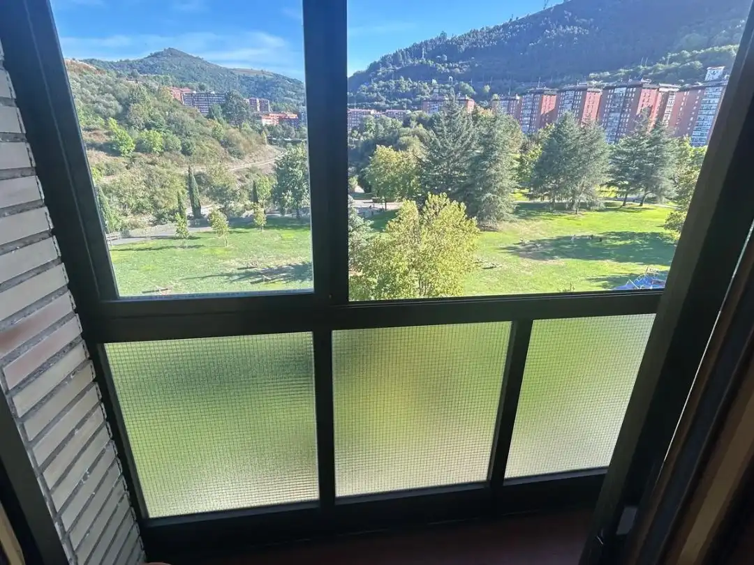 Vista exterior de Pis en venda en Bilbao  amb Terrassa i Balcó