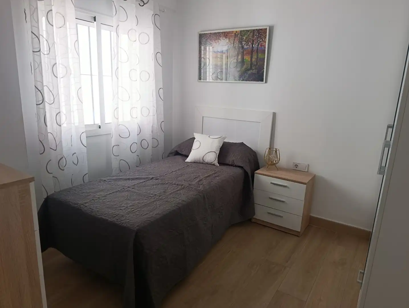 Habitación de Piso de alquiler en Dos Hermanas con Aire acondicionado, Trastero y Amueblado