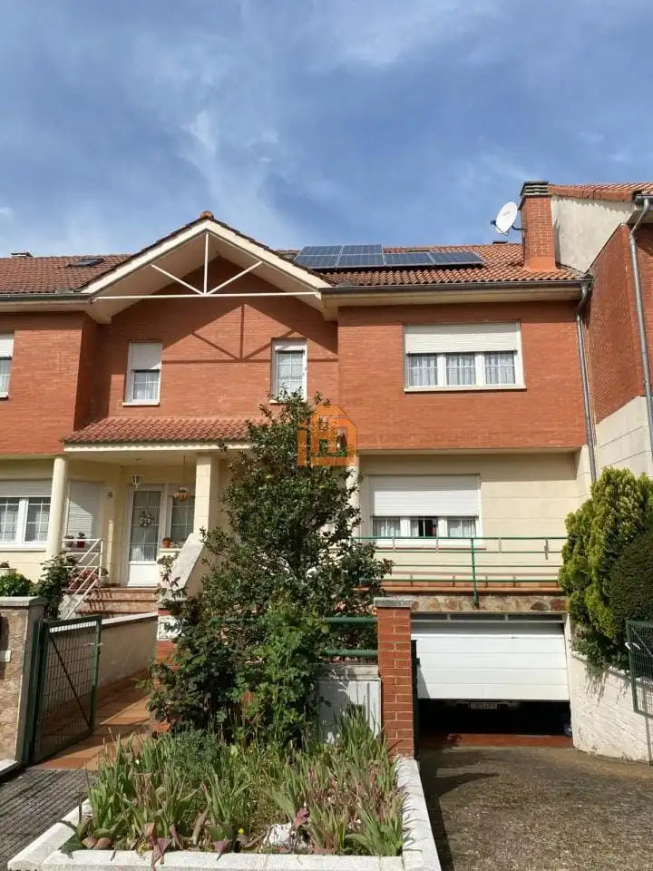 Exterior view of Houses for sale in Sariegos  with Heating and Parquet flooring