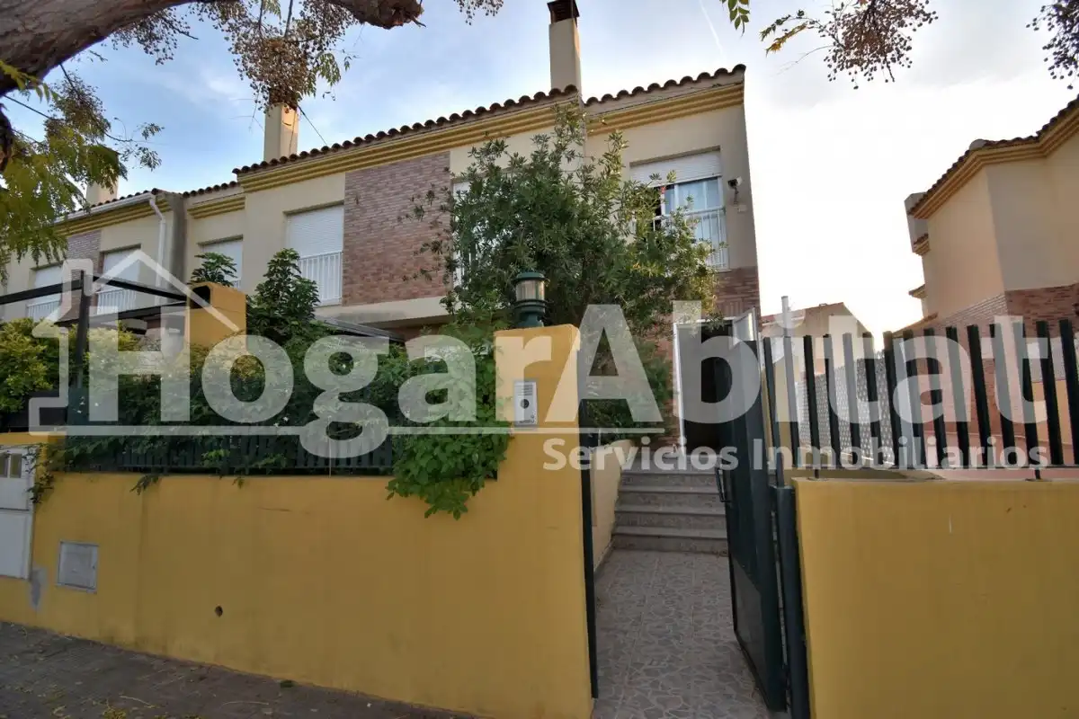 Vista exterior de Casa adosada en venta en Burriana / Borriana con Jardín privado, Terraza y Piscina comunitaria