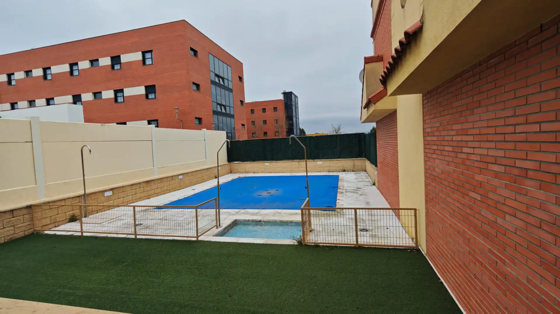 Piscina de Casa adosada en venta en Guadalajara con Aire acondicionado, Calefacción y Terraza