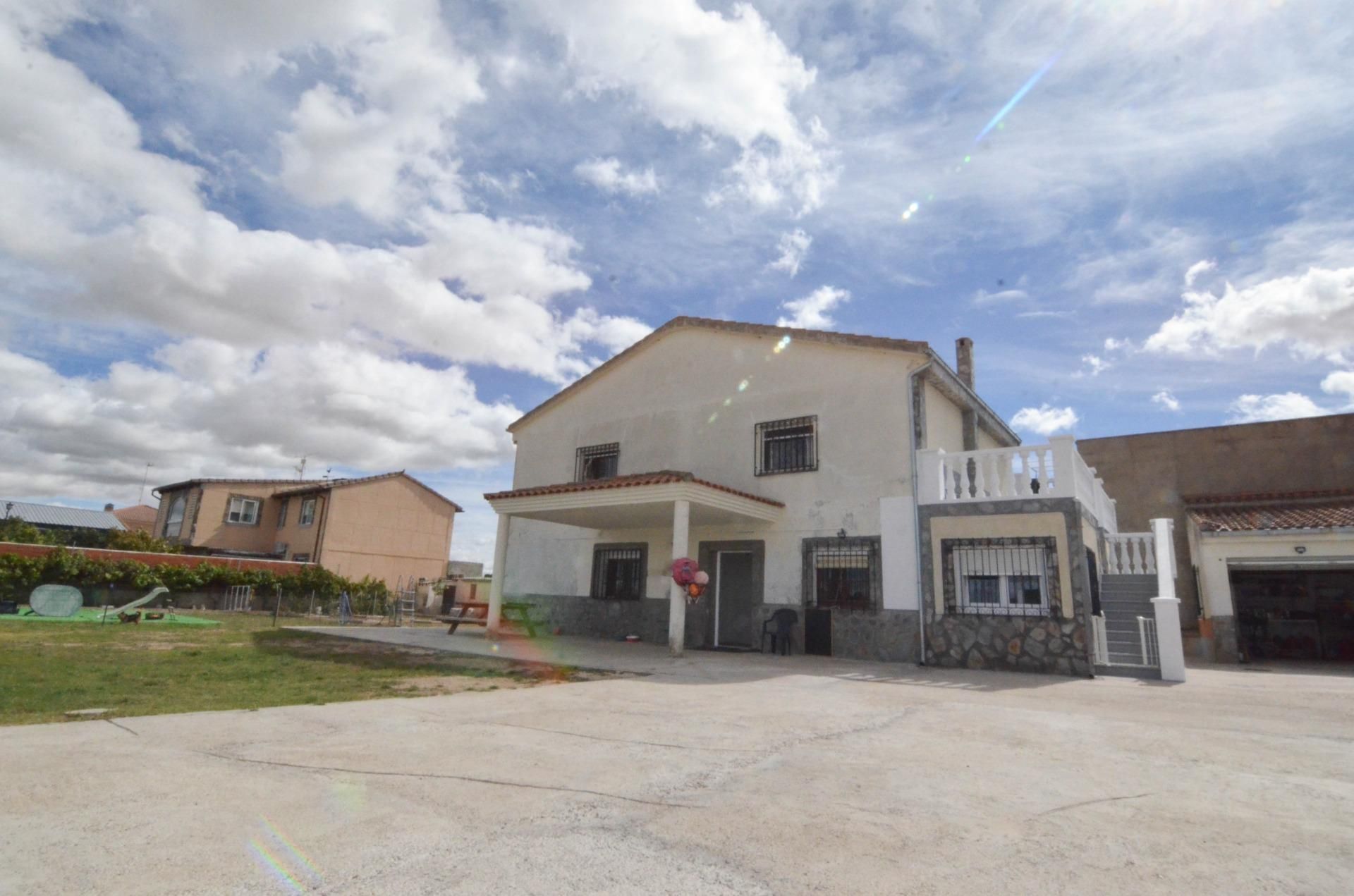 Exterior view of House or chalet for sale in Calvarrasa de Abajo  with Heating and Storage room