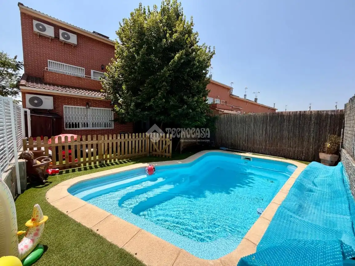 Piscina de Casa adosada en venda en Daganzo de Arriba amb Aire condicionat, Parquet i Piscina