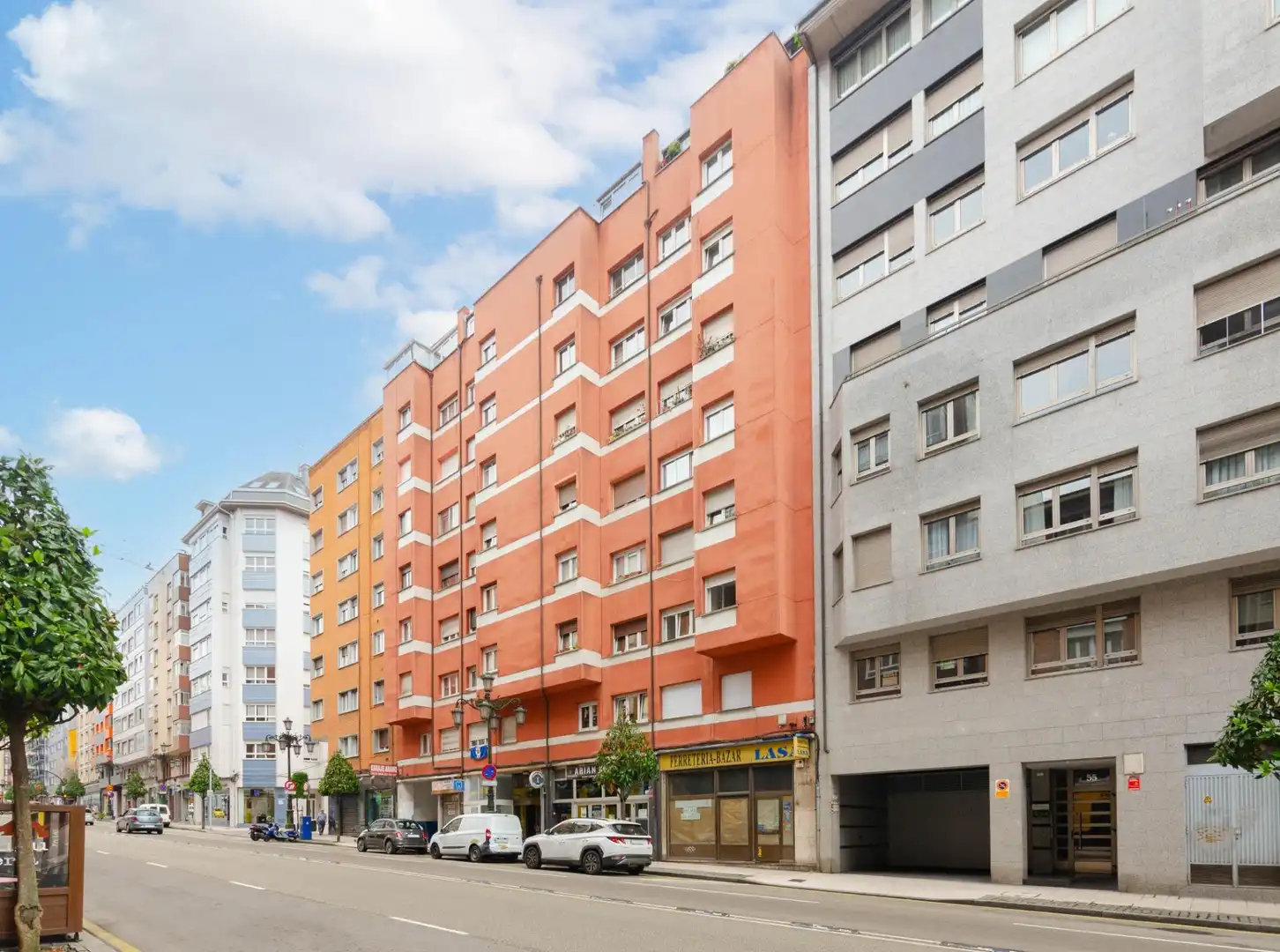 Vista exterior de Local en venta en Oviedo 