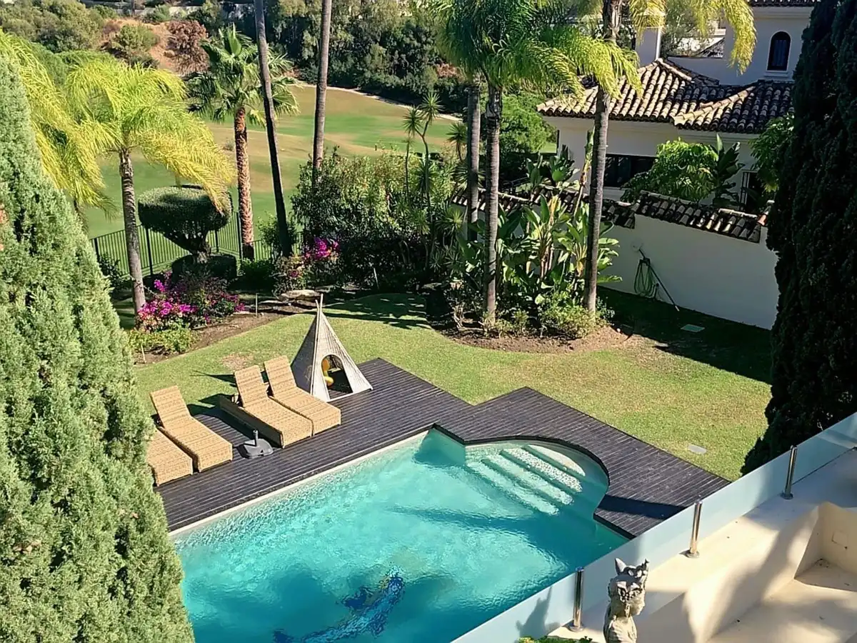 Schwimmbecken von Haus oder Chalet zur Miete in Benahavís mit Klimaanlage, Heizung und Privatgarten