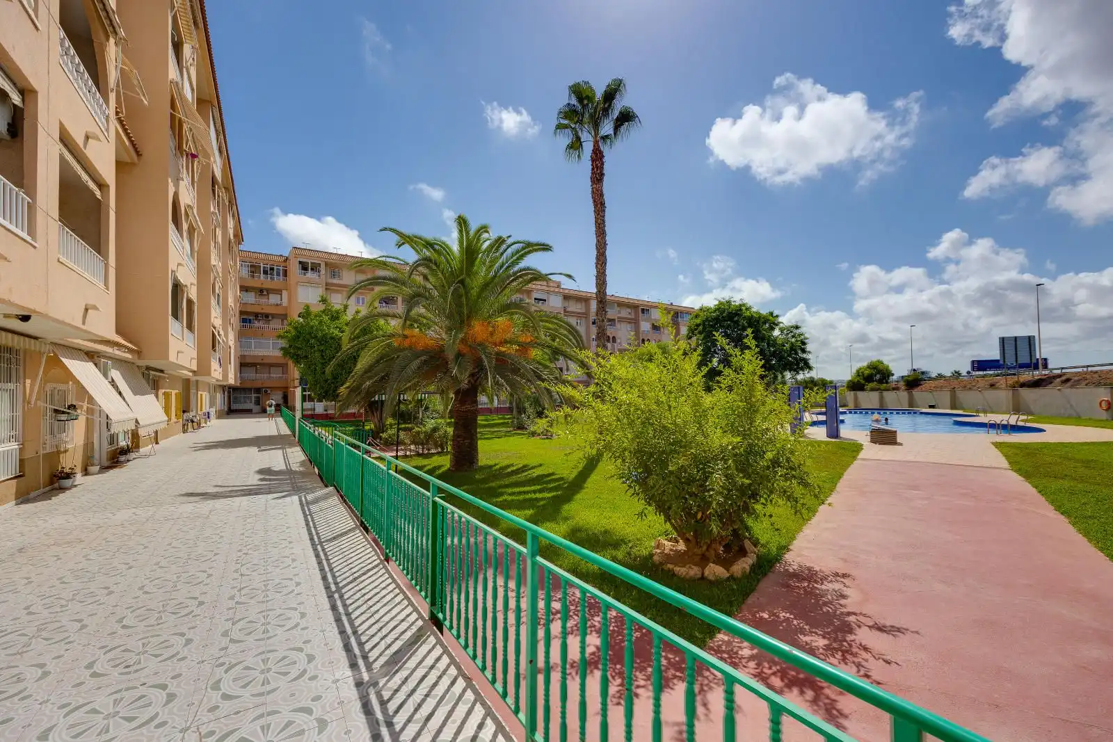 Vista exterior de Ático en venta en Torrevieja con Aire acondicionado, Terraza y Piscina