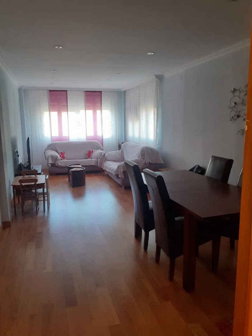 Dormitori de Pis de lloguer en Cuenca Capital amb Calefacció, Parquet i Piscina