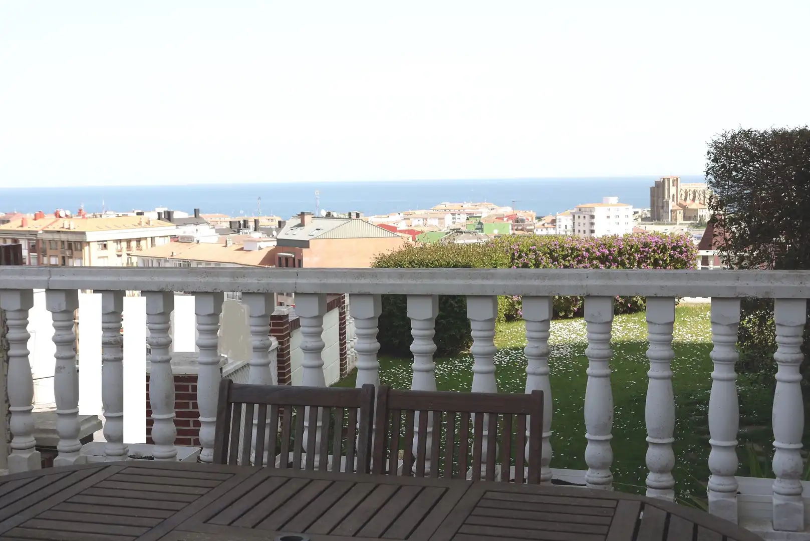 Terrasse von Einfamilien-Reihenhaus zum Verkauf in Castro-Urdiales mit Heizung, Terrasse und Abstellraum