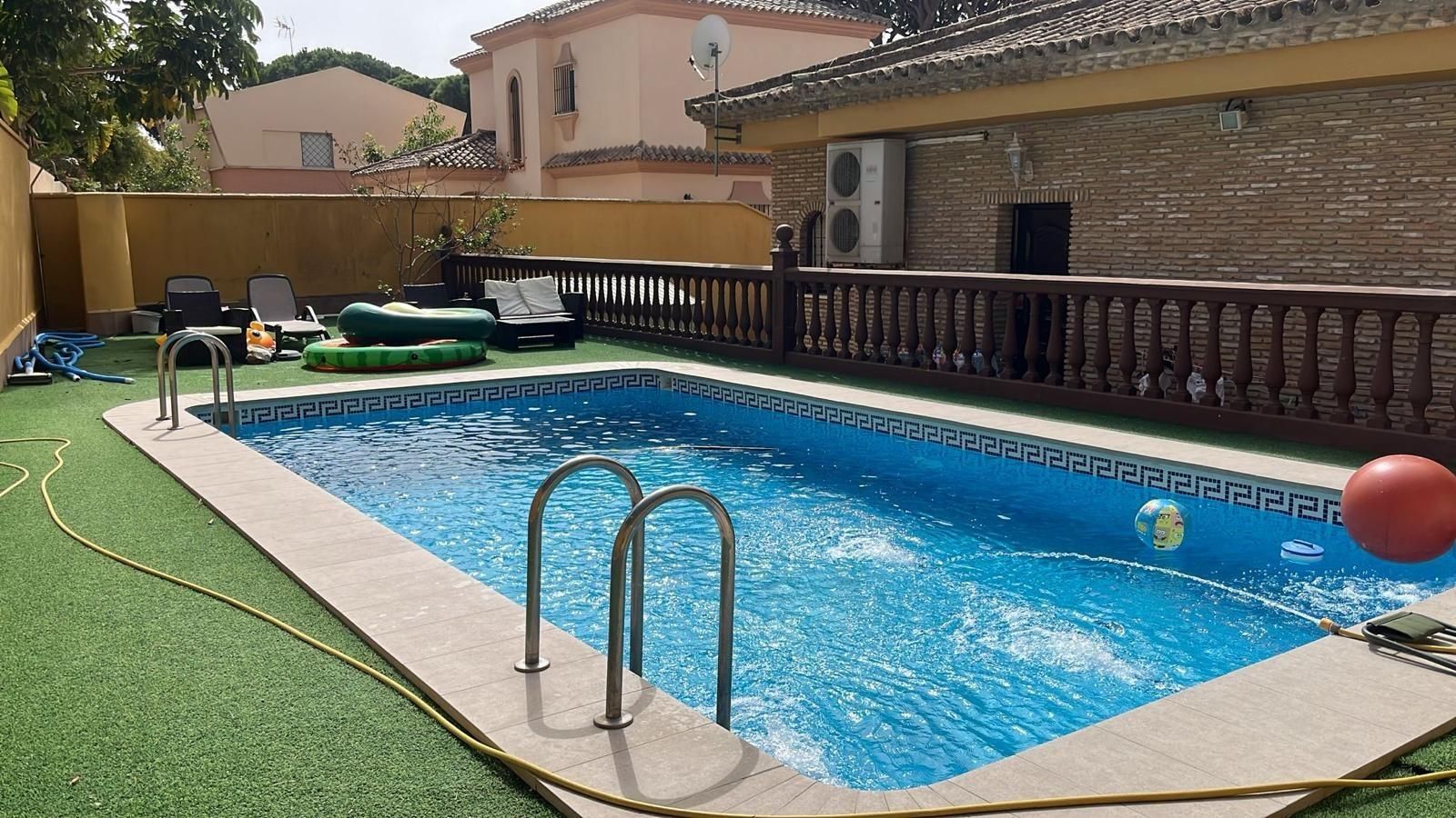Swimming pool of House or chalet for sale in Chiclana de la Frontera  with Air Conditioner, Heating and Private garden