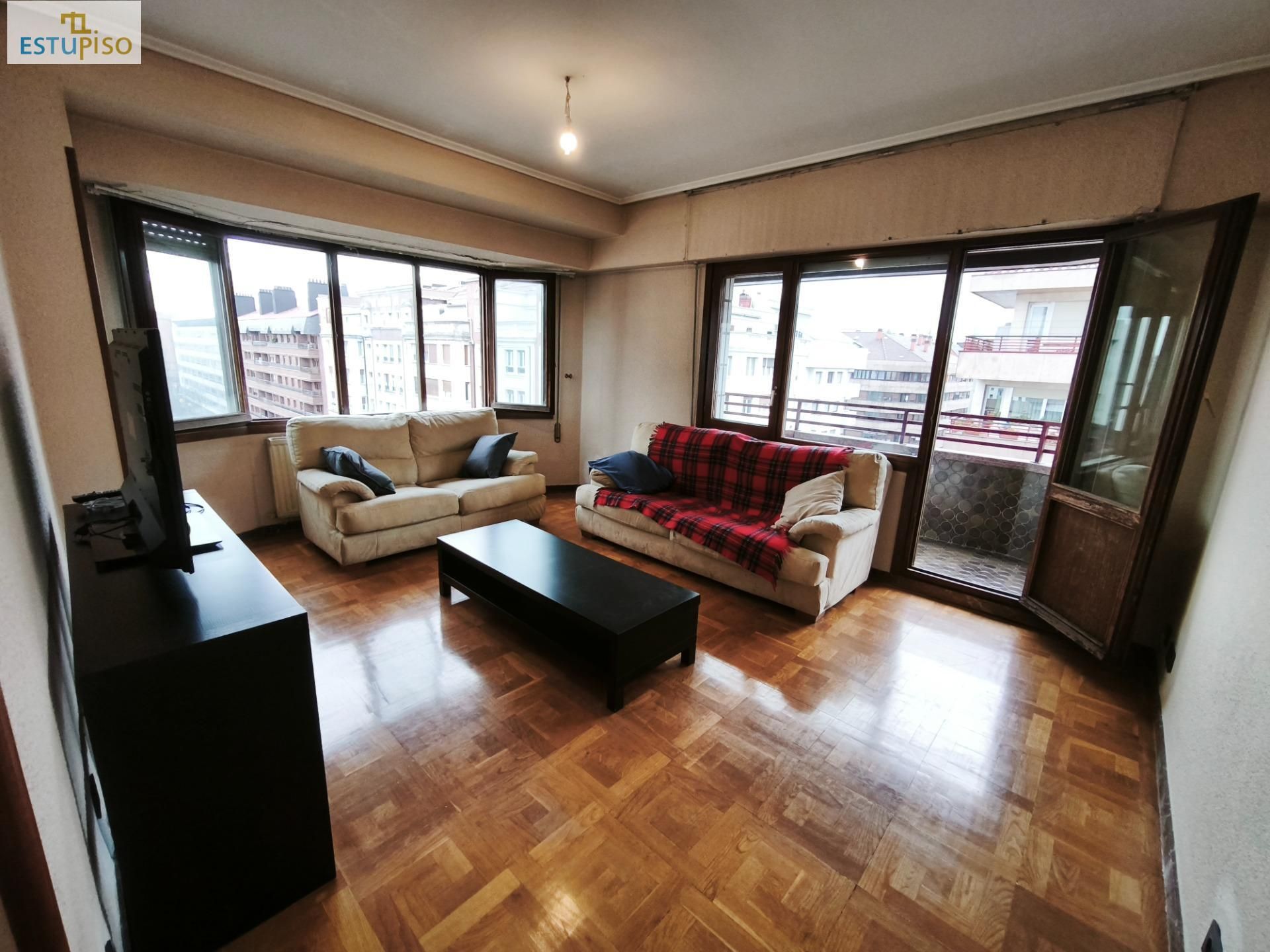Sala d'estar de Pis en venda en Vitoria - Gasteiz amb Parquet, Terrassa i Traster